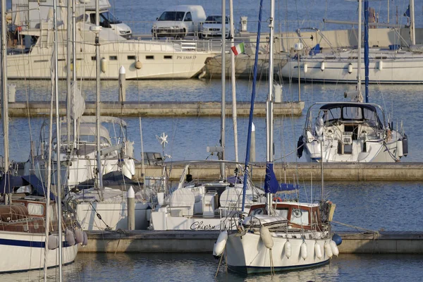 İtalya, Sicilya, Akdeniz, Marina di Ragusa; 12 Haziran 2017, Lüks Yatlar port - Editörden