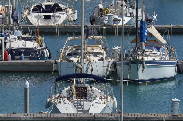 Itália, Sicília, Mar Mediterrâneo, Marina di Ragusa; 13 de junho de 2017, veleiros no porto - EDITORIAL — Fotografia de Stock