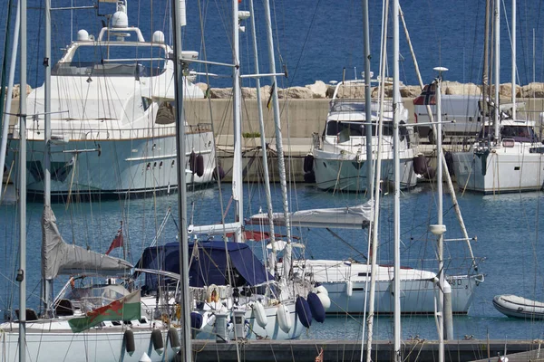 Itália, Sicília, Mar Mediterrâneo, Marina di Ragusa; 13 Junho 2017, iates de luxo no porto - EDITORIAL — Fotografia de Stock