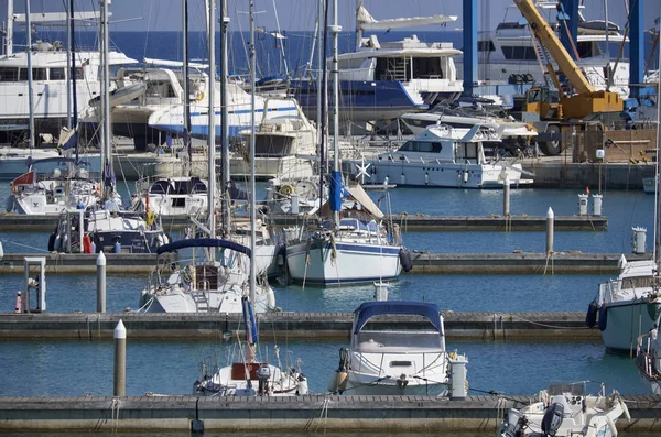 Italien, Sizilien, Mittelmeer, Marina di Ragusa; 13. Juni 2017, Boote und Luxusyachten im Hafen - Leitartikel — Stockfoto