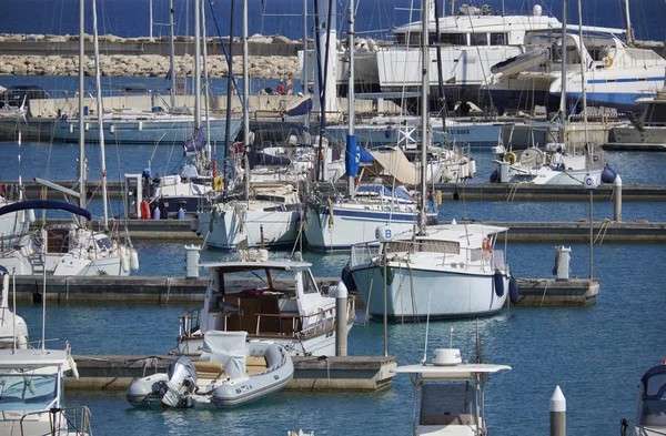 Италия, Сицилия, Средиземное море, Marina di Ragusa; 13 июня 2017, лодки и роскошные яхты в порту - РЕДАКЦИЯ — стоковое фото