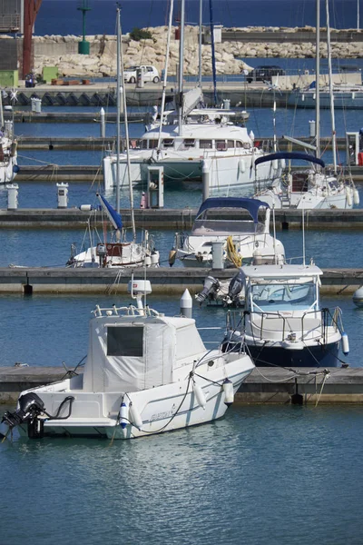 İtalya, Sicilya, Akdeniz, Marina di Ragusa; 13 Haziran 2017, tekneler ve Lüks Yatlar port - Editörden