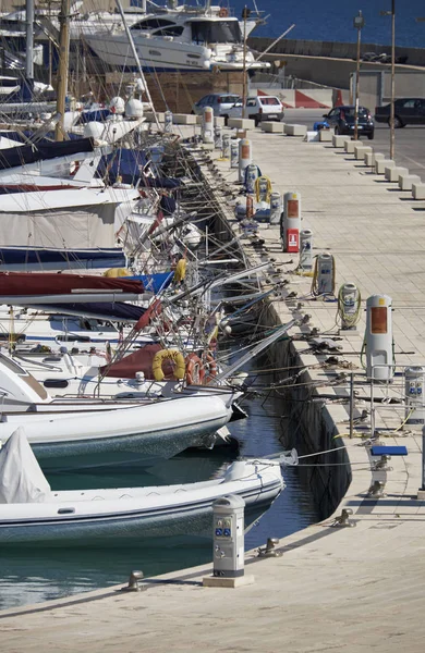 Italia, Sicilia, Mediterraneo, Marina di Ragusa; 13 giugno 2017, barche e yacht di lusso in porto - EDITORIALE — Foto Stock