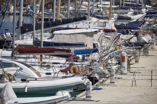 Itália, Sicília, Mar Mediterrâneo, Marina di Ragusa; 13 Junho 2017, barcos e iates de luxo no porto - EDITORIAL — Fotografia de Stock