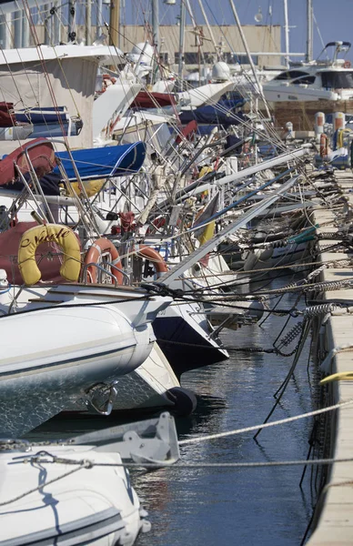 Włochy, Sycylia, Morze Śródziemne, Marina di Ragusa; 13 czerwca 2017 r., luksusowe jachty w porcie - Redakcja — Zdjęcie stockowe