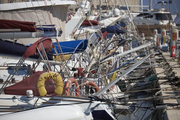 意大利的西西里岛，地中海，玛丽娜迪拉古;2017 年 6 月 13 日，豪华游艇在港口-社论 — 图库照片