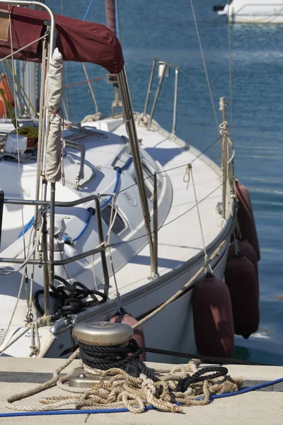 Itália, Sicília, Mar Mediterrâneo, Marina di Ragusa; 13 de junho de 2017, veleiro no porto, baluarte e cordas náuticas - EDITORIAL — Fotografia de Stock