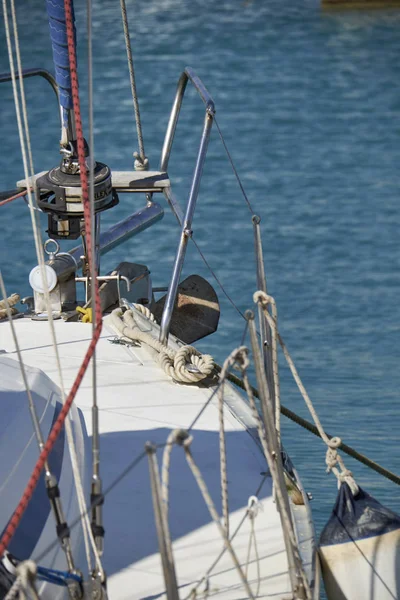 Itália, Sicília, Mar Mediterrâneo; 13 de junho de 2017, proa de um veleiro no porto - EDITORIAL — Fotografia de Stock