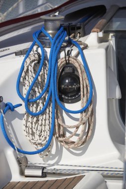 İtalya, Sicilya, Akdeniz, yelkenli tekne bağlantı noktası, Vinç ve deniz halatlar