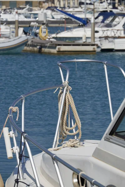 Italien, Sizilien, Mittelmeer, Marina di Ragusa; der Bug eines Motorbootes mit Seeseilen im Hafen — Stockfoto