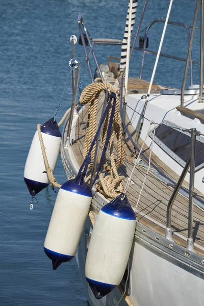 Italien, Sicilien, Medelhavet, Marina di Ragusa; fendrar och nautiska rep på en segelbåt i hamnen — Stockfoto