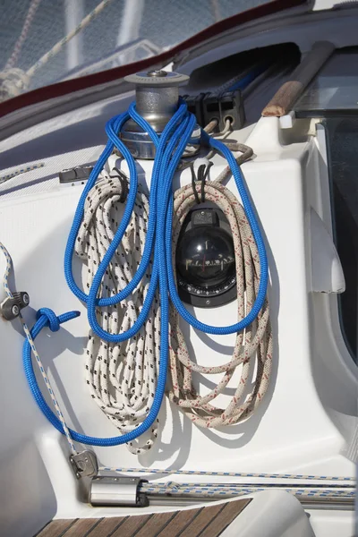 Italien, Sizilien, Mittelmeer, Segelboot im Hafen, Winde und nautische Seile — Stockfoto