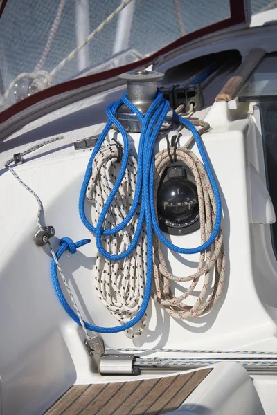 Italien, Sicilien, Medelhavet, segelbåt i hamnen, vinsch och nautiska linor — Stockfoto