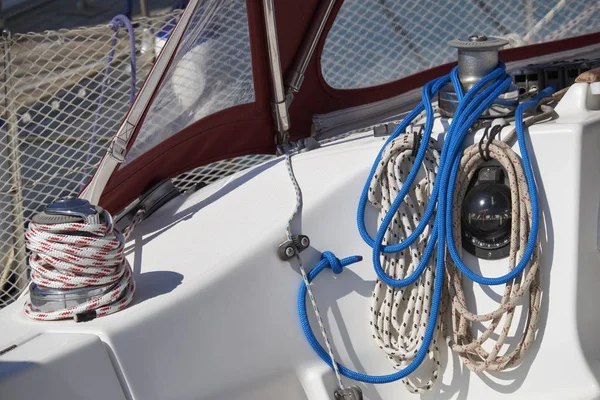 Italy, Sicily, Mediterranean Sea, sailing boat in the port, winch and nautical ropes — Stock Photo, Image