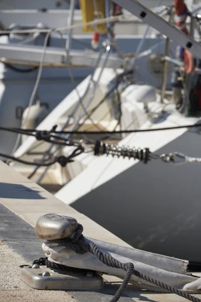 Italia, Sicilia, Marina di Ragusa, pilona y cuerdas náuticas en el puerto — Foto de Stock