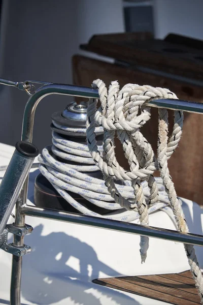 Italia, Sicilia, Mar Mediterraneo, barca a vela nel porto, verricello e corde nautiche — Foto Stock