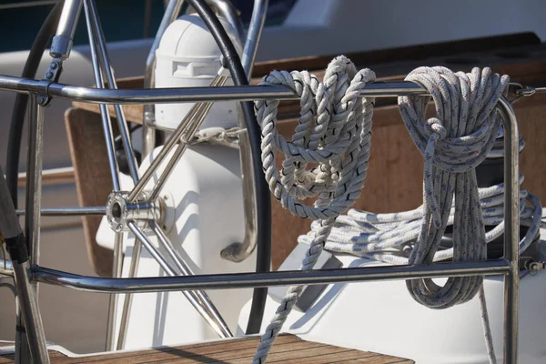 Italie, Sicile, Méditerranée, voilier dans le port, treuil, cordes nautiques et roue du bateau — Photo