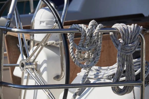 Itália, Sicília, Mar Mediterrâneo, barco à vela no porto, guincho, cordas náuticas e roda do barco — Fotografia de Stock