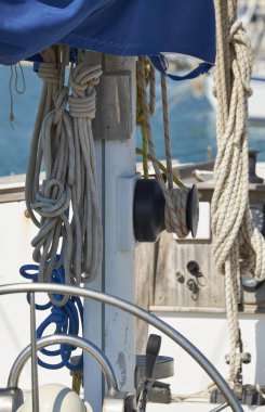 İtalya, Sicilya, Akdeniz, yelkenli tekne bağlantı noktası, Vinç ve deniz halatlar