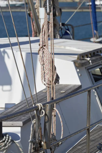 Italie, Sicile, Mer Méditerranée, voilier dans le port, cordes nautiques — Photo