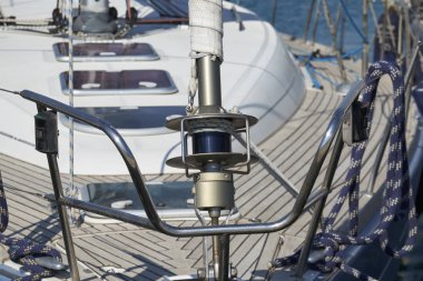 İtalya, Sicilya, Akdeniz, Marina di Ragusa, deniz halatlar ve bir yelkenli tekne liman yay