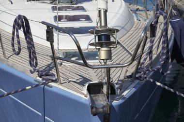 İtalya, Sicilya, Akdeniz, Marina di Ragusa, deniz halatlar ve bir yelkenli tekne liman yay