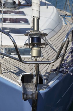 İtalya, Sicilya, Akdeniz, Marina di Ragusa, deniz halatlar ve bir yelkenli tekne liman yay