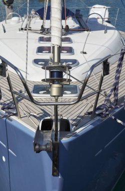 İtalya, Sicilya, Akdeniz, Marina di Ragusa, deniz halatlar ve bir yelkenli tekne liman yay