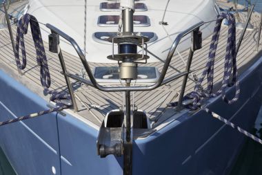 İtalya, Sicilya, Akdeniz, Marina di Ragusa, deniz halatlar ve bir yelkenli tekne liman yay