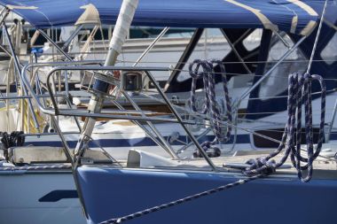 İtalya, Sicilya, Akdeniz, Marina di Ragusa, deniz halatlar ve bir yelkenli tekne liman yay