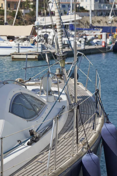 Italien, Sicilien, Medelhavet havet, Marina di Ragusa, segelbåt i hamnen — Stockfoto