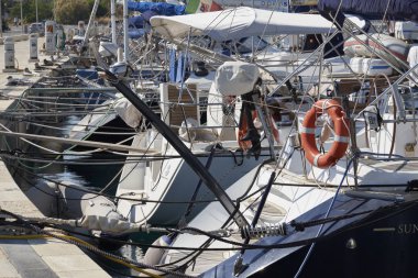 İtalya, Sicilya, Akdeniz, Marina di Ragusa; 13 Haziran 2017, Lüks Yatlar port - Editörden
