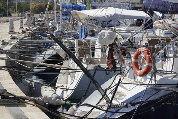 Італія, Сицилія, Середземне море, Марина ді Ragusa; 13 червня 2017, розкішні яхти в порт - редакції — стокове фото