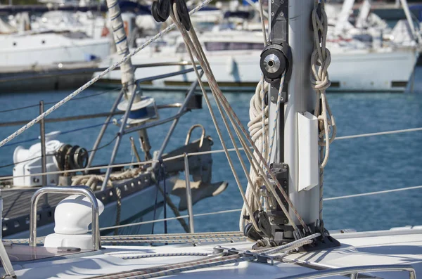 Italien, Sicilien, Medelhavet, Marina di Ragusa; segelbåtar i hamnen — Stockfoto