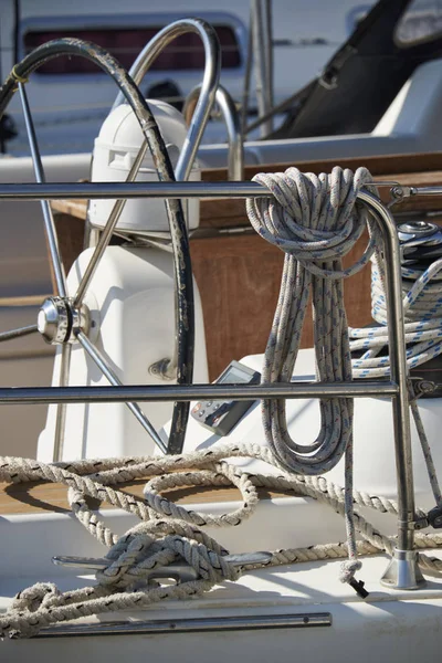 Italia, Sicilia, Mar Mediterraneo, barca a vela nel porto, corde nautiche e ruota della barca — Foto Stock
