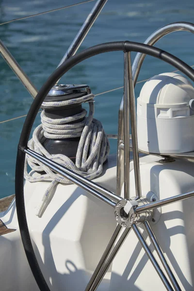 Italien, Sicilien, Medelhavet; 13 juni 2017, segelbåt i hamnen, vinsch, nautiska linor och båtens wheel - ledare — Stockfoto