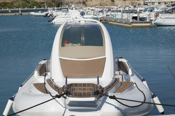 Italie, Sicile, Méditerranée, Marina di Ragusa (province de Raguse) ; 13 juin 2017, bateau en caoutchouc dans le port - EDITORIAL — Photo