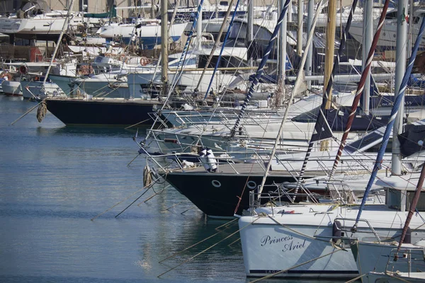 Италия, Сицилия, Средиземное море, Marina di Ragusa; 13 июня 2017, роскошные яхты в порту - РЕДАКЦИЯ — стоковое фото