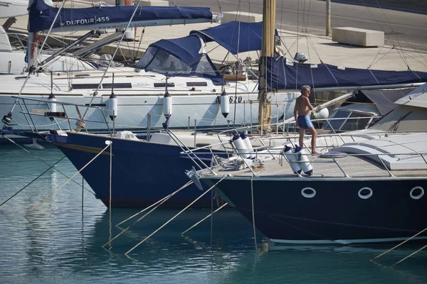 Италия, Сицилия, Средиземное море, Marina di Ragusa; 16 июня 2017 года, человек на своей шлюпке в порту - РЕДАКЦИЯ — стоковое фото