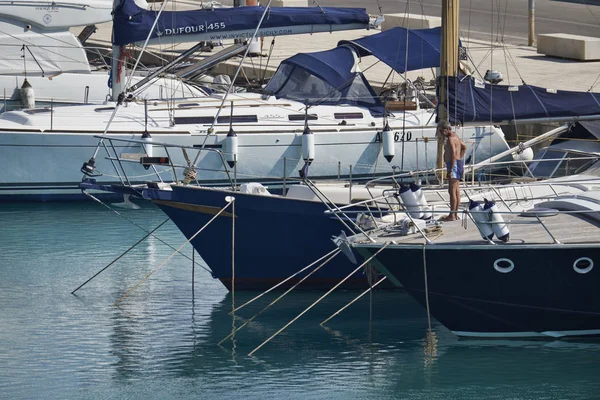 Італія, Сицилія, Середземне море, Марина ді Ragusa; 16 червня 2017, людина на його човні в порт - редакції — стокове фото