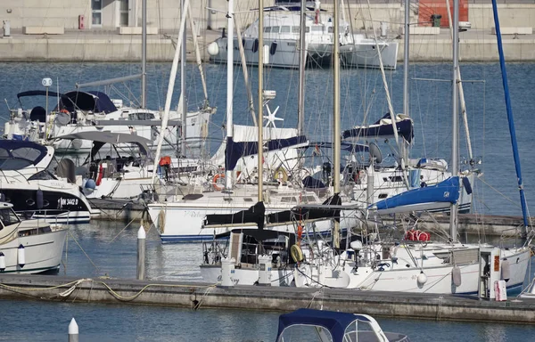 Itália, Sicília, Mar Mediterrâneo, Marina di Ragusa; 16 Junho 2017, iates de luxo no porto - EDITORIAL — Fotografia de Stock