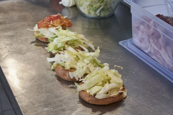 Preparación de hamburguesas en una tienda de comida rápida — Foto de Stock