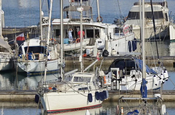 Italien, Sicilien, Medelhavet, Marina di Ragusa; 19 juni 2017, människor och lyxiga segelbåtar i hamnen - ledare — Stockfoto