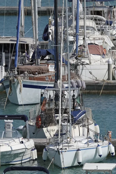 Italien, Sizilien, Mittelmeer, Marina di ragusa; 21. Juni 2017, Segelboote im Hafen - Leitartikel — Stockfoto