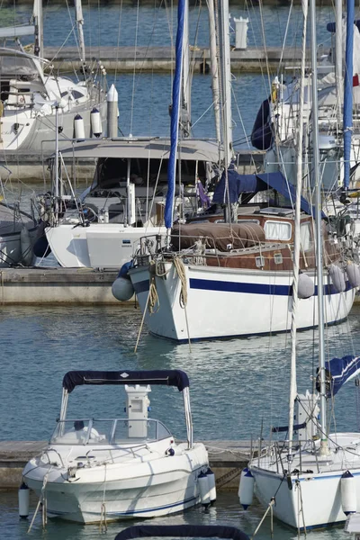 Italia, Sicilia, Mar Mediterráneo, Marina di Ragusa; 23 Junio 2017, veleros en el puerto - EDITORIAL —  Fotos de Stock