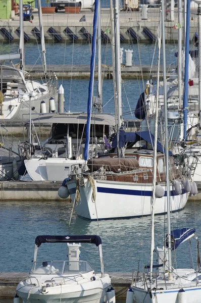 Itália, Sicília, Mar Mediterrâneo, Marina di Ragusa; 23 de junho de 2017, veleiros no porto - EDITORIAL — Fotografia de Stock