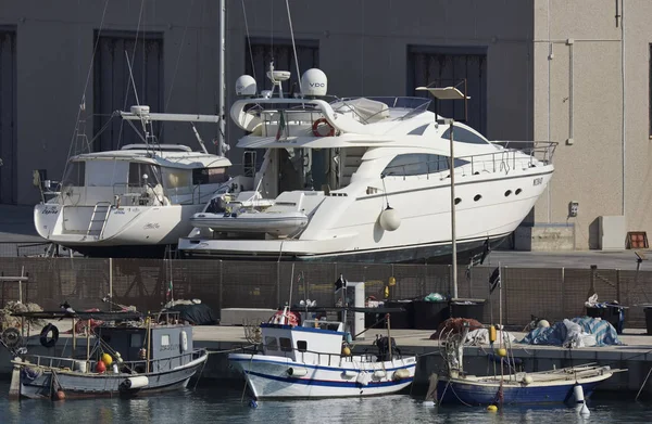 Italien, Sizilien, Mittelmeer, Marina di ragusa; 24. Juni 2017, hölzerne Fischerboote und Luxusyachten im Hafen - Leitartikel — Stockfoto