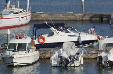 İtalya, Sicilya, Akdeniz, Marina di Ragusa; 24 Haziran 2017, insanlar, tekneler ve Lüks Yatlar Port - Editörden