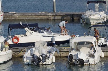 İtalya, Sicilya, Akdeniz, Marina di Ragusa; 24 Haziran 2017, insanlar, tekneler ve Lüks Yatlar Port - Editörden
