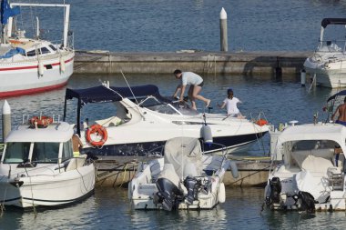 İtalya, Sicilya, Akdeniz, Marina di Ragusa; 24 Haziran 2017, insanlar, tekneler ve Lüks Yatlar Port - Editörden